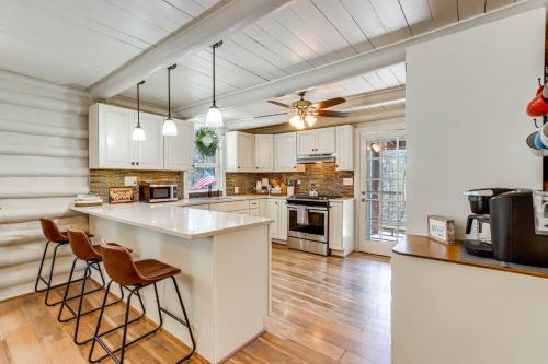 Dog-Friendly Hiawassee Cabin with Decks and Fire Pit! in Hiawassee, USA