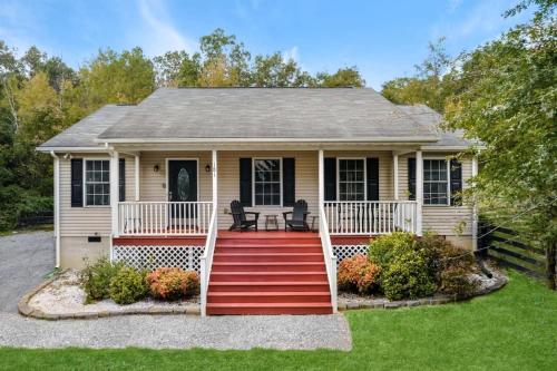 Modern decor, Hot Tub, Fire Pit & River Access! thumb 4