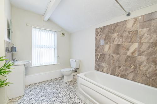 Scott House - Contractor Friendly - Sleeps 7, Liverpool (photo 7)