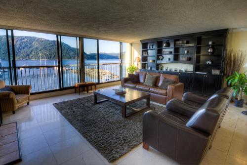 ห้องส่วนกลางสำหรับนั่งเล่น/ดูทีวี, OCEANFRONT SUITES AT COWICHAN BAY in โควิชันเบย์ (BC)
