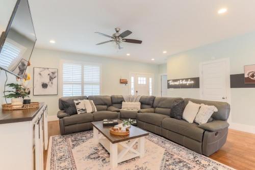NEW Amazing 4BR Suite* Hot Tub *2 Mi To Music City in Nashville, USA