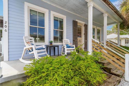 Blue Cottage By the Bay in Bay Saint Louis, USA