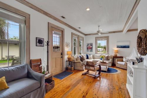 Blue Cottage By the Bay in Bay Saint Louis, USA