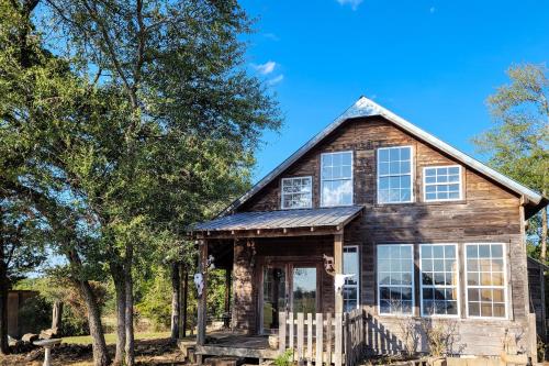 Private Hot Tub & Views! Cozy Cabin on Aim Ranch