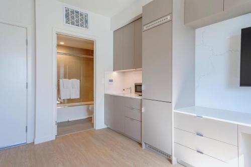 NEW Coliving Suite w Full Bedroom UCLA area in Los Angeles, USA