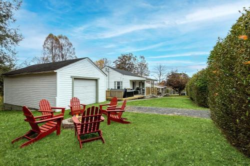 New River Gorge Cottage w Hot Tub, Fire Pit, Grill in Oak Hill, USA