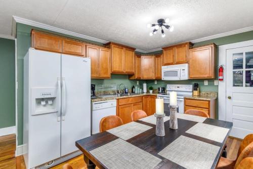 Kitchen, New River Gorge Cottage w Hot Tub, Fire Pit, Grill in Oak Hill (WV)