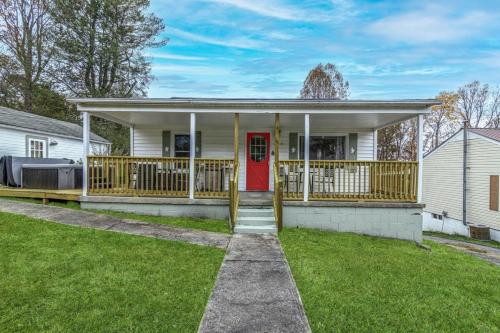 Exterior view, New River Gorge Cottage w Hot Tub, Fire Pit, Grill in Oak Hill (WV)