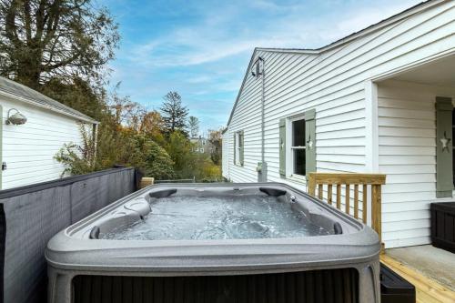 Hot tub, New River Gorge Cottage w Hot Tub, Fire Pit, Grill in Oak Hill (WV)