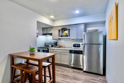 Perfectly Located Stay at Med-Center Pool & Gym in Houston, USA