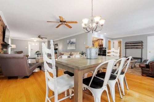 Gourmet Kitchen Family & Pet Friendly Residence!