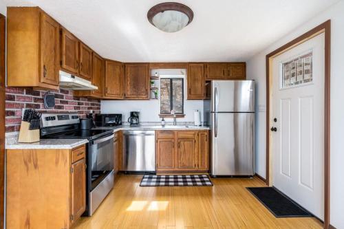 Konyha, Modern Chalet w Hot Tub, Large Deck, Grill & WiFi in Inwood (WV)