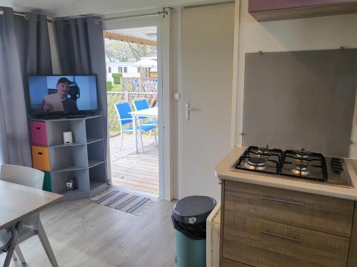 MOBIL-HOME CONFORTABLE ET BIEN EQUIPE AVEC PISCINES ET LA PLAGE A PIED