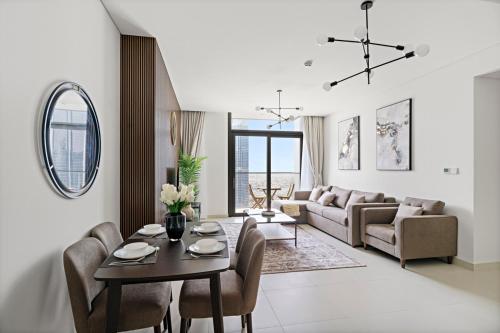 Luxurious 2 BR in Downtown Dubai - image 2