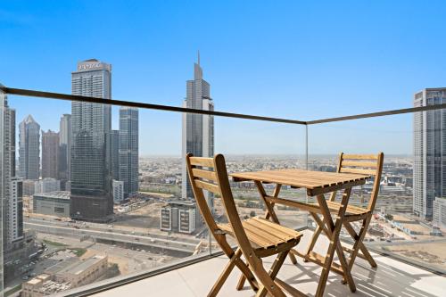 Luxurious 2 BR in Downtown Dubai - image 2