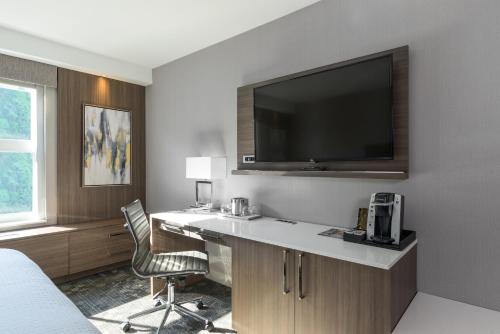 Courtyard by Marriott Edgewater NYC Area - image 7
