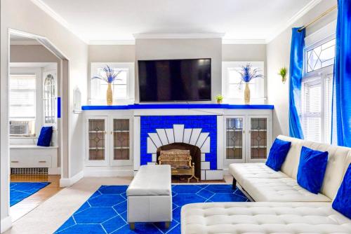 The Sapphire Haven - Your Old Brooklyn Oasis Awaits Families, Couples, Business Travelers Near Downtown With Parking, 300 MB WiFi & Self Check-In, Cleveland (photo 3)