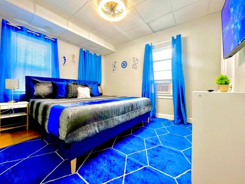 The Sapphire Haven - Your Old Brooklyn Oasis Awaits Families, Couples, Business Travelers Near Downtown With Parking, 300 MB WiFi & Self Check-In in Cleveland, USA