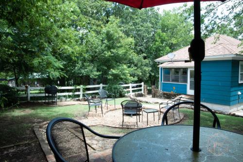 The Bluebird Cottage Style Cabin with Hot Tub near Turner Falls and Casinos