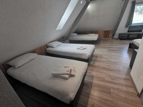 1 queen bed, 3 twin beds