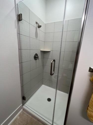 Studio Apartment, Queen Bed, WiFi, Kitchen, Washer & Dryer in Charlotte in Charlotte, USA