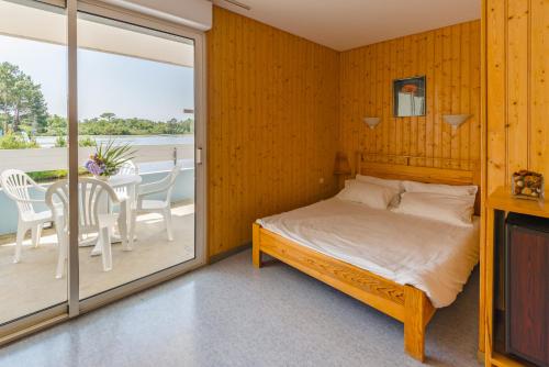 1 double bed, 2 twin beds