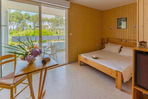 1 double bed, 2 twin beds, 2 bunk beds