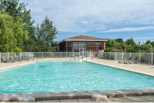 Peldbaseins, Villa Tia - Maisonnette - 2 chb - 2 sdb - CLIM- piscines - bord de lac - in Saint-Saturnin-les-Avignon