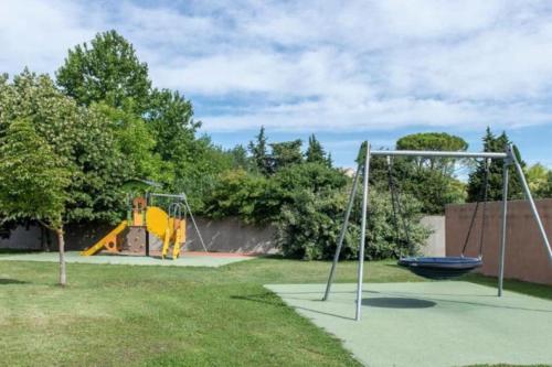 Spēļu laukums, Villa Tia - Maisonnette - 2 chb - 2 sdb - CLIM- piscines - bord de lac - in Saint-Saturnin-les-Avignon