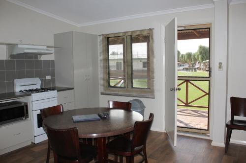 Konyha, Ningaloo Coral Bay – Bayview in Coral Bay