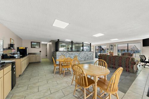 Americas Best Value Inn Bonham - image 10