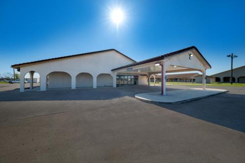 Americas Best Value Inn Bonham - image 10