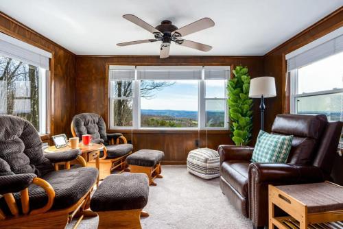 Mountaintop Views, Hot Tub, Deck, Fire Pit & WiFi thumb 3