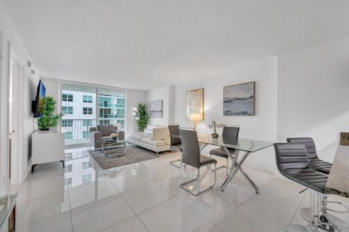Luxury 1 Bedroom Apartment • Brickell • Unique Views in Miami, USA