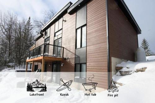 Panoramic Lakefront Chalet with Hot Tub & Firepit - Chertsey