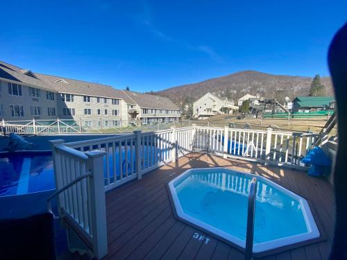 Swimming pool, Cozy Cabin in the Berkshire Resort in Hancock (MA)