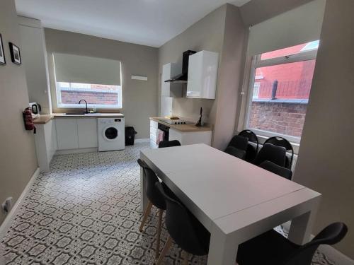 4 Bedroom House, 8 Min To City! - Manchester