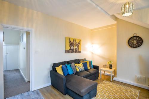 1 bed Flat ''Charlie'' in Dewsbury Rd Leeds - Tap to explore photos
