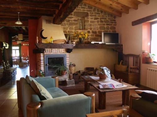 Koplietošanas atpūtas telpa ar TV, Hotel Rural Piedra Abierta in San Cebrián de Mudá
