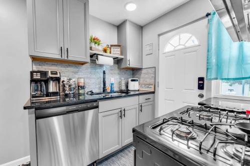 Renovated Brooklyn Townhome 9 Miles from Downtown in Brooklyn, USA