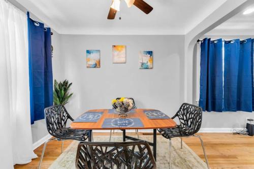 Renovated Brooklyn Townhome 9 Miles from Downtown in Brooklyn, USA