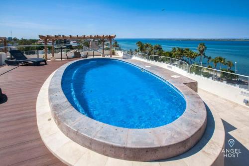 Oceanview Balcony RoofPool Steps to Malecón in La Paz, Mexico