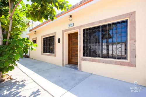 Great Location - 1 Block to the Malecón & Beach