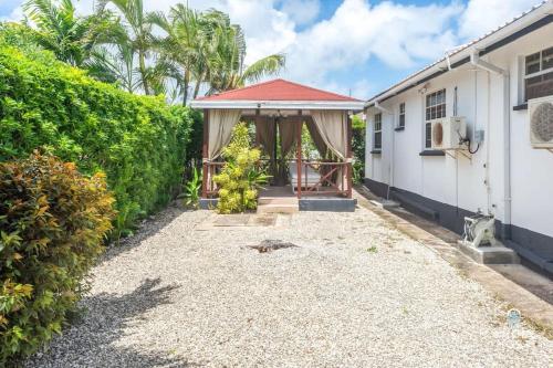 Beachy Cottage I Kitchen I Wi-Fi I Shaded Cabana I Parking in Long Bay