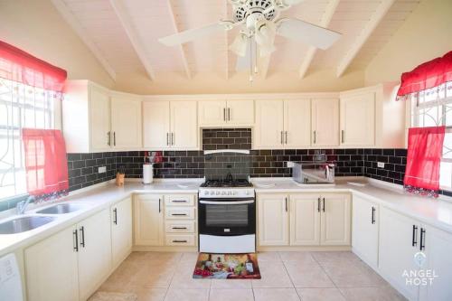 Beachy Cottage I Kitchen I Wi-Fi I Shaded Cabana I Parking in Long Bay