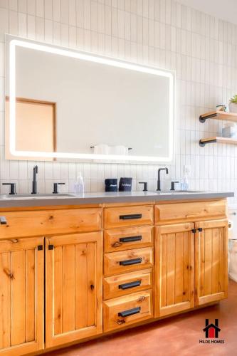 Grand Desert Getaway with Pool and Peloton with Sonos and Office - image 4