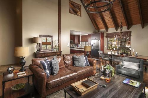 TREETOP CABIN Modern Luxe 2 Level 1700 sqft Deck Treetop View In Village - image 3