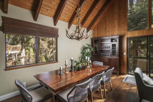 TREETOP CABIN Modern Luxe 2 Level 1700 sqft Deck Treetop View In Village - image 6