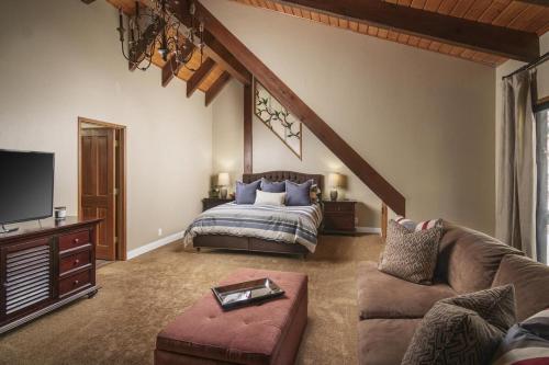 TREETOP CABIN Modern Luxe 2 Level 1700 sqft Deck Treetop View In Village - image 12