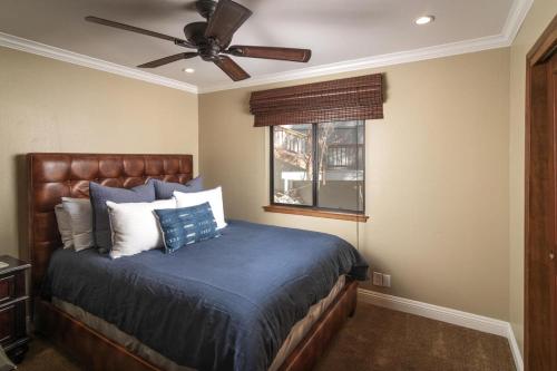 TREETOP CABIN Modern Luxe 2 Level 1700 sqft Deck Treetop View In Village - image 12